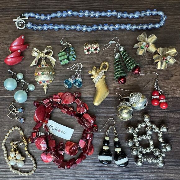 Christmas Costume Jewelry Lot of 18 Vintage to Modern Brooches Earrings Holidays - Picture 4 of 16